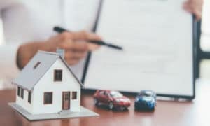 firma di una polizza assicurativa sulla casa