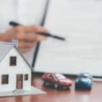 firma di una polizza assicurativa sulla casa